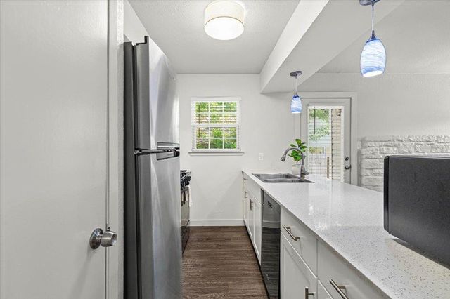 826 King Albert ST B, Austin, TX 78745