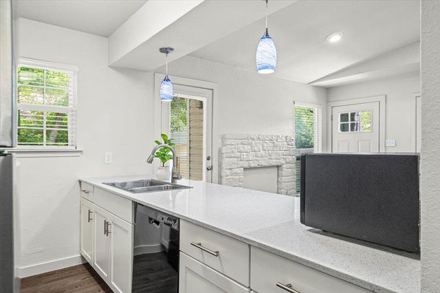 826 King Albert ST B, Austin, TX 78745