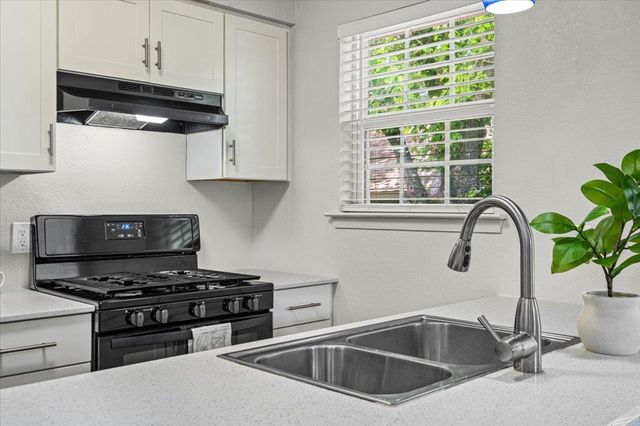 826 King Albert ST B, Austin, TX 78745