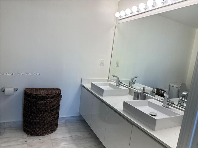 601 NE 36th St 1009, Miami, FL 33137