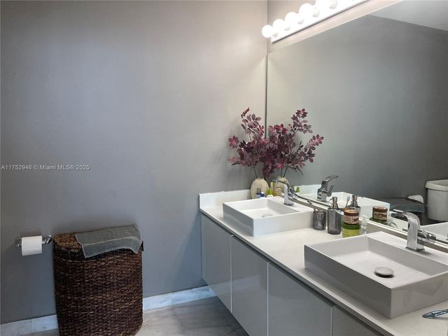 601 NE 36th St 1009, Miami, FL 33137