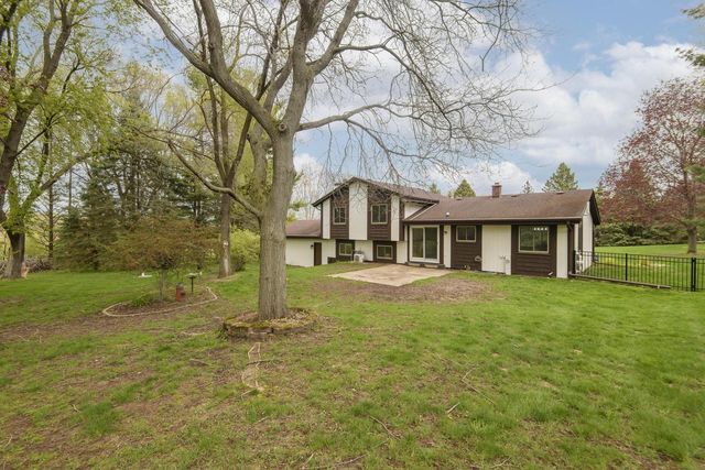 W296N575 Bryn DRIVE, Waukesha, WI 53188