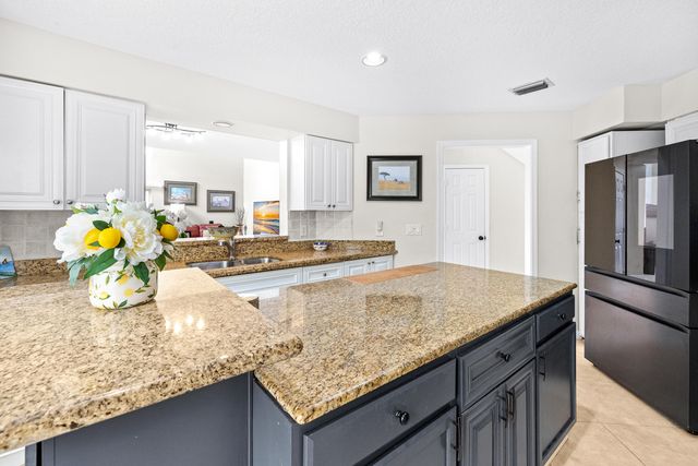 218 W Canterbury Dr W W, Palm Beach Gardens, FL 33418