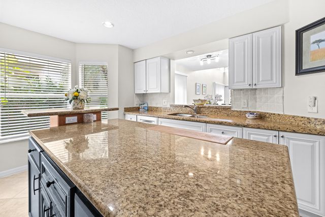 218 W Canterbury Dr W W, Palm Beach Gardens, FL 33418