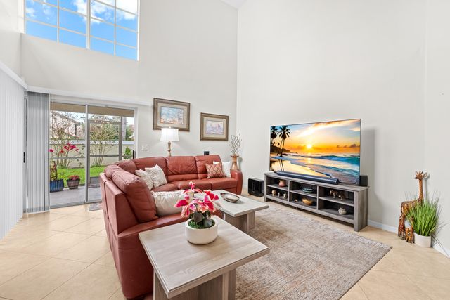 218 W Canterbury Dr W W, Palm Beach Gardens, FL 33418