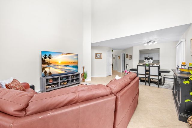 218 W Canterbury Dr W W, Palm Beach Gardens, FL 33418