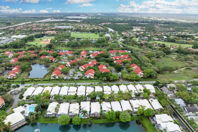 218 W Canterbury Dr W W, Palm Beach Gardens, FL 33418