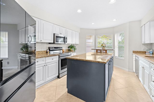 218 W Canterbury Dr W W, Palm Beach Gardens, FL 33418