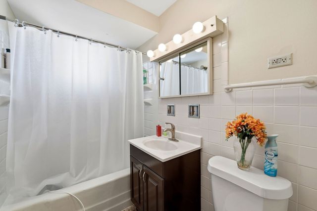 1609 Howard Street 2, Evanston, IL 60202