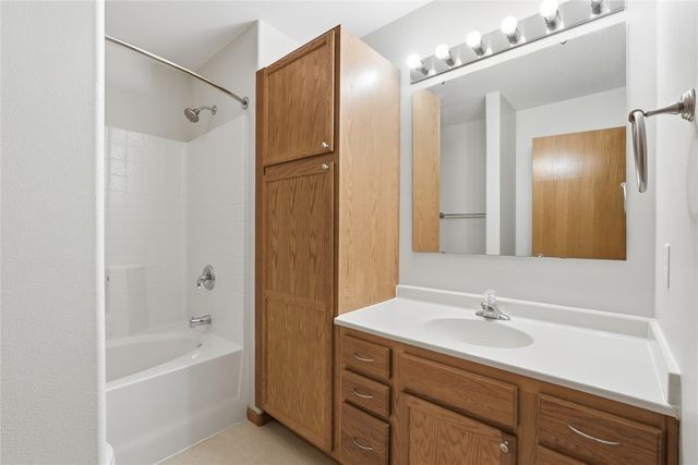 6 Ashford Place, Iowa City, IA 52245
