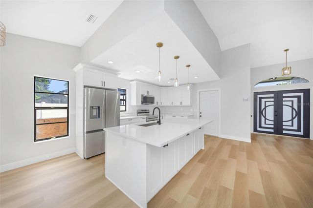 8315 N TEMPLE PLACE, Tampa, FL 33617