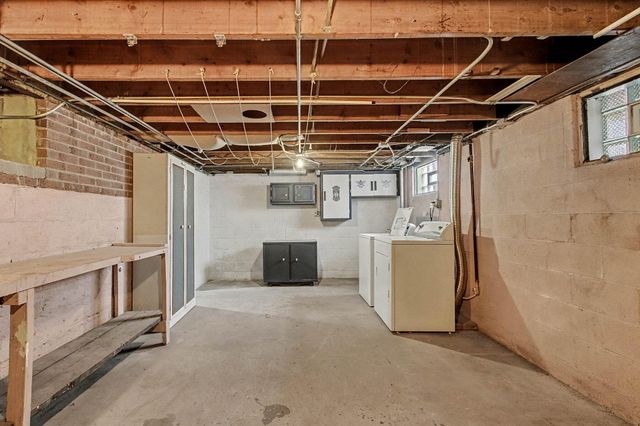 7123 Baring Pkwy, Hammond, IN 46324