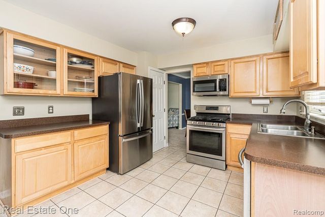 606 Whitney Drive, Rochester Hills, MI 48307