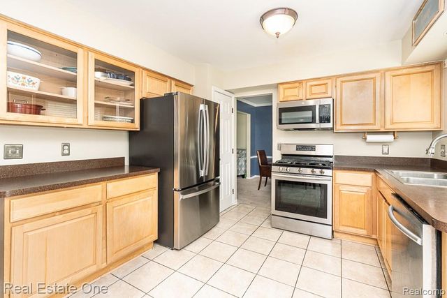 606 Whitney Drive, Rochester Hills, MI 48307