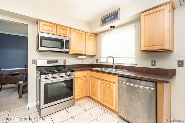 606 Whitney Drive, Rochester Hills, MI 48307