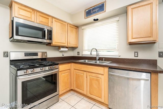 606 Whitney Drive, Rochester Hills, MI 48307