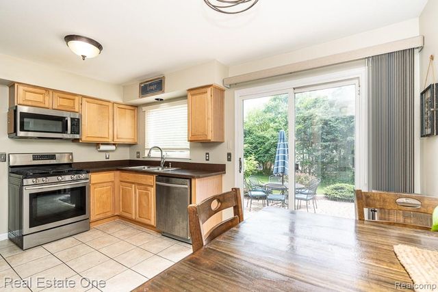 606 Whitney Drive, Rochester Hills, MI 48307
