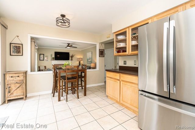 606 Whitney Drive, Rochester Hills, MI 48307