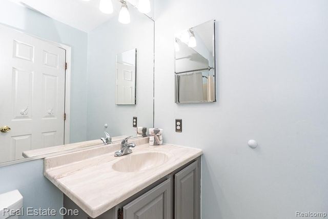 606 Whitney Drive, Rochester Hills, MI 48307