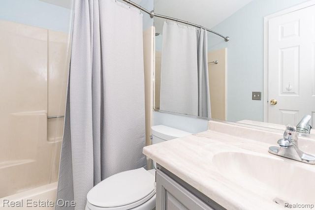 606 Whitney Drive, Rochester Hills, MI 48307