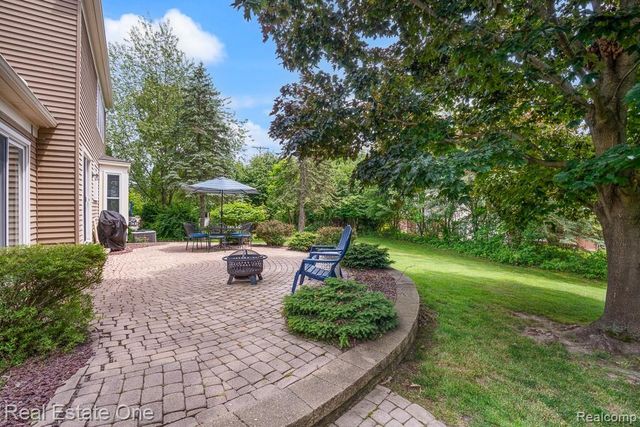 606 Whitney Drive, Rochester Hills, MI 48307