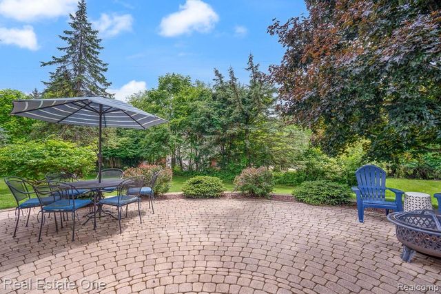 606 Whitney Drive, Rochester Hills, MI 48307