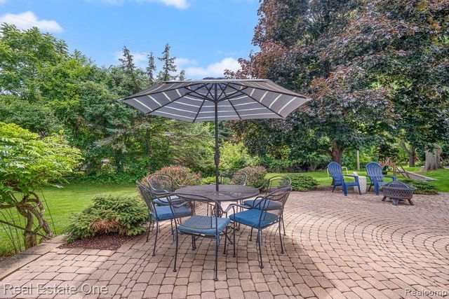 606 Whitney Drive, Rochester Hills, MI 48307