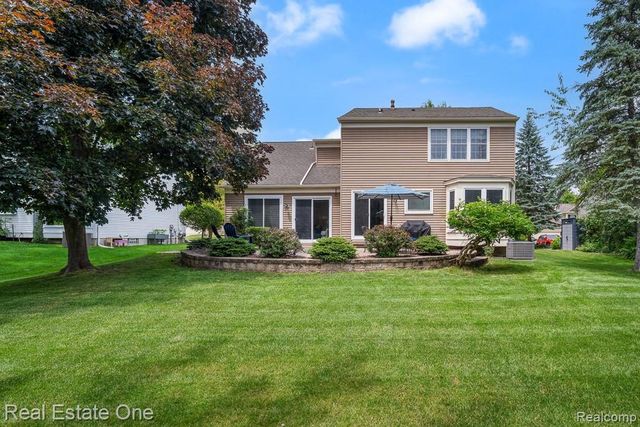 606 Whitney Drive, Rochester Hills, MI 48307