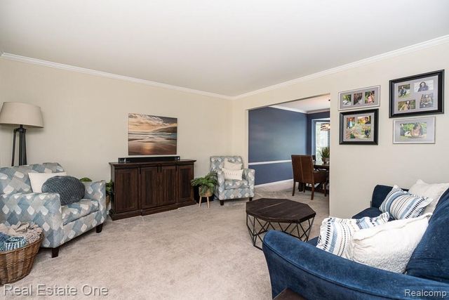 606 Whitney Drive, Rochester Hills, MI 48307
