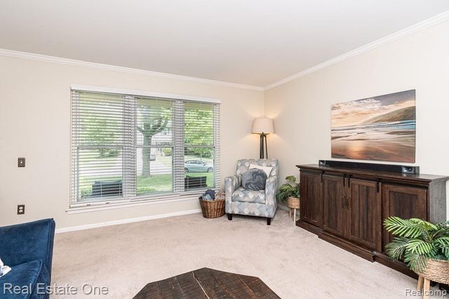 606 Whitney Drive, Rochester Hills, MI 48307