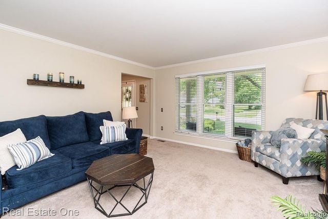 606 Whitney Drive, Rochester Hills, MI 48307