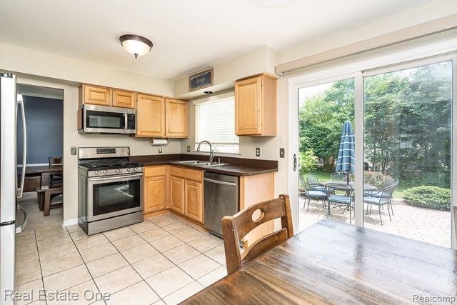 606 Whitney Drive, Rochester Hills, MI 48307