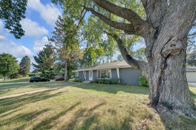 2765 Merrill Street, Roseville, MN 55113