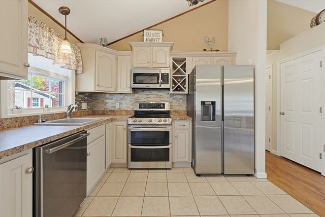 2 Kimberly Ln, Blackstone, MA 01504