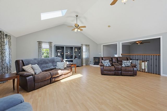 2 Kimberly Ln, Blackstone, MA 01504