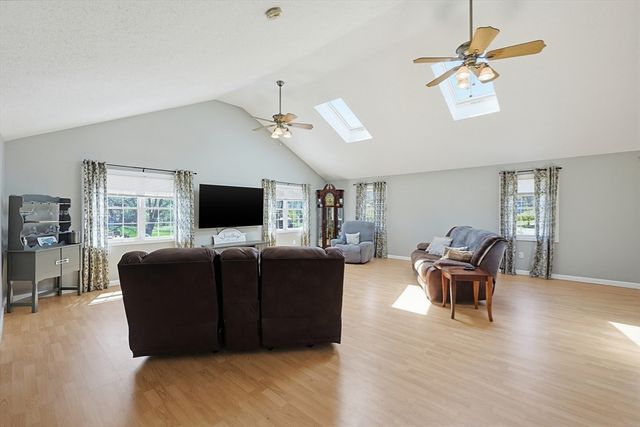 2 Kimberly Ln, Blackstone, MA 01504