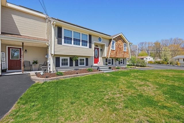 2 Kimberly Ln, Blackstone, MA 01504