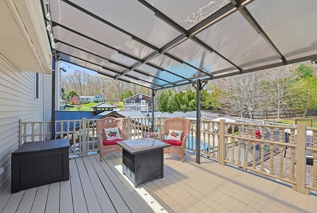 2 Kimberly Ln, Blackstone, MA 01504