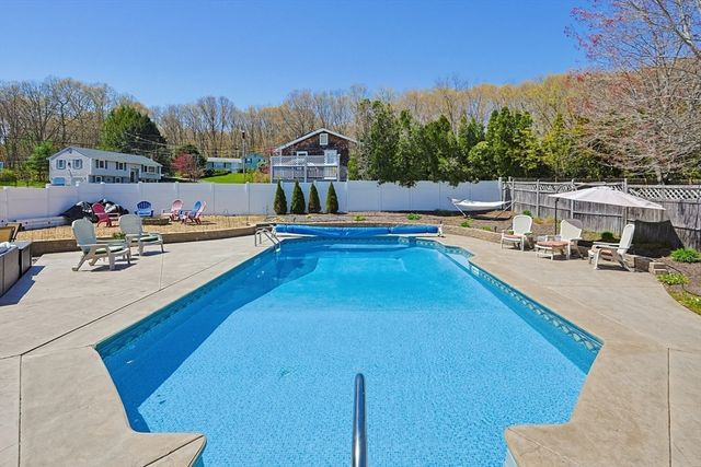 2 Kimberly Ln, Blackstone, MA 01504