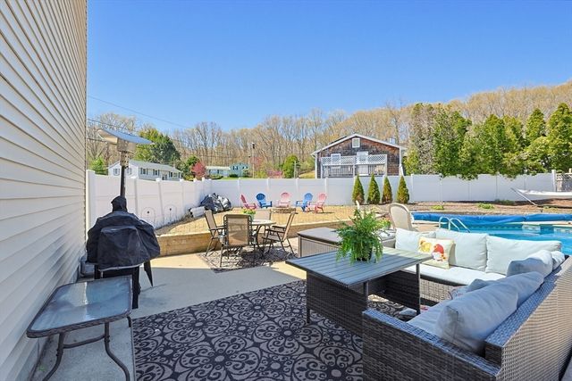 2 Kimberly Ln, Blackstone, MA 01504