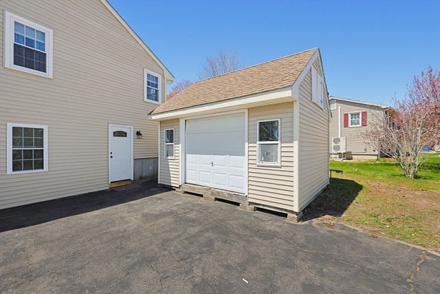 2 Kimberly Ln, Blackstone, MA 01504