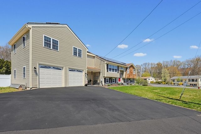 2 Kimberly Ln, Blackstone, MA 01504