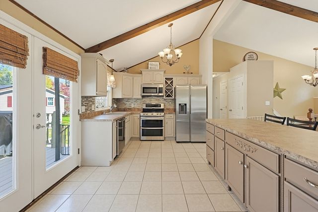 2 Kimberly Ln, Blackstone, MA 01504