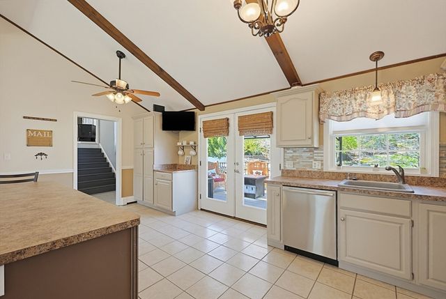 2 Kimberly Ln, Blackstone, MA 01504