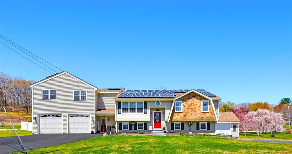 2 Kimberly Ln, Blackstone, MA 01504