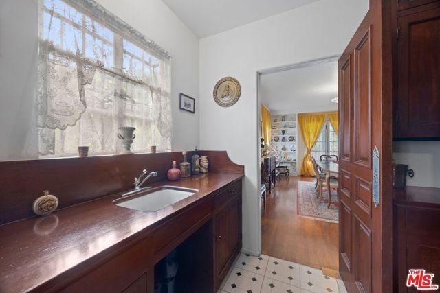 3806 Carnavon Way, Los Angeles, CA 90027