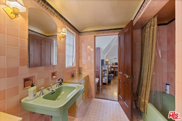 3806 Carnavon Way, Los Angeles, CA 90027