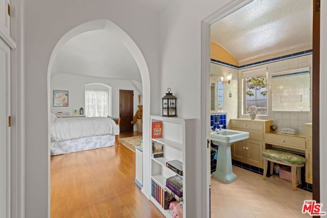 3806 Carnavon Way, Los Angeles, CA 90027