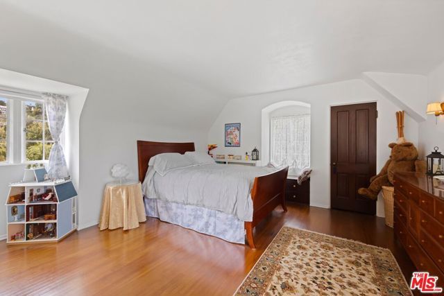 3806 Carnavon Way, Los Angeles, CA 90027