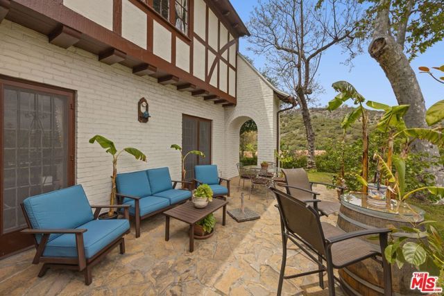 3806 Carnavon Way, Los Angeles, CA 90027